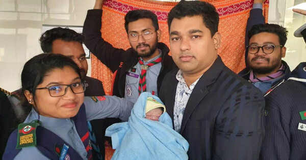 মেট্রোরেলের স্টেশনে এক নবজাতকের জন্ম