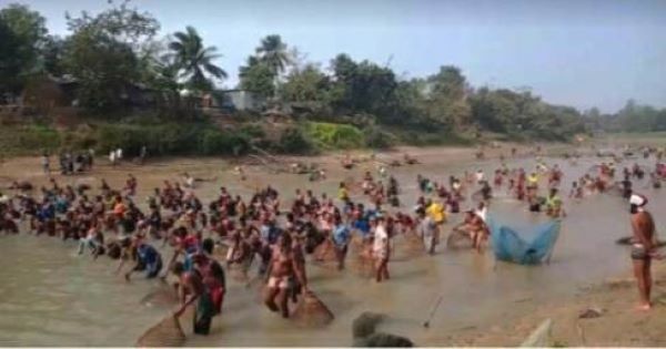 গুরুদাসপুরের আত্রাই নদীতে মাছ ধরার উৎসব