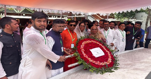 জাতির পিতার সমাধিতে আওয়ামী লীগের কৃষি ও সমবায় বিষয়ক উপকমিটির শ্রদ্ধা